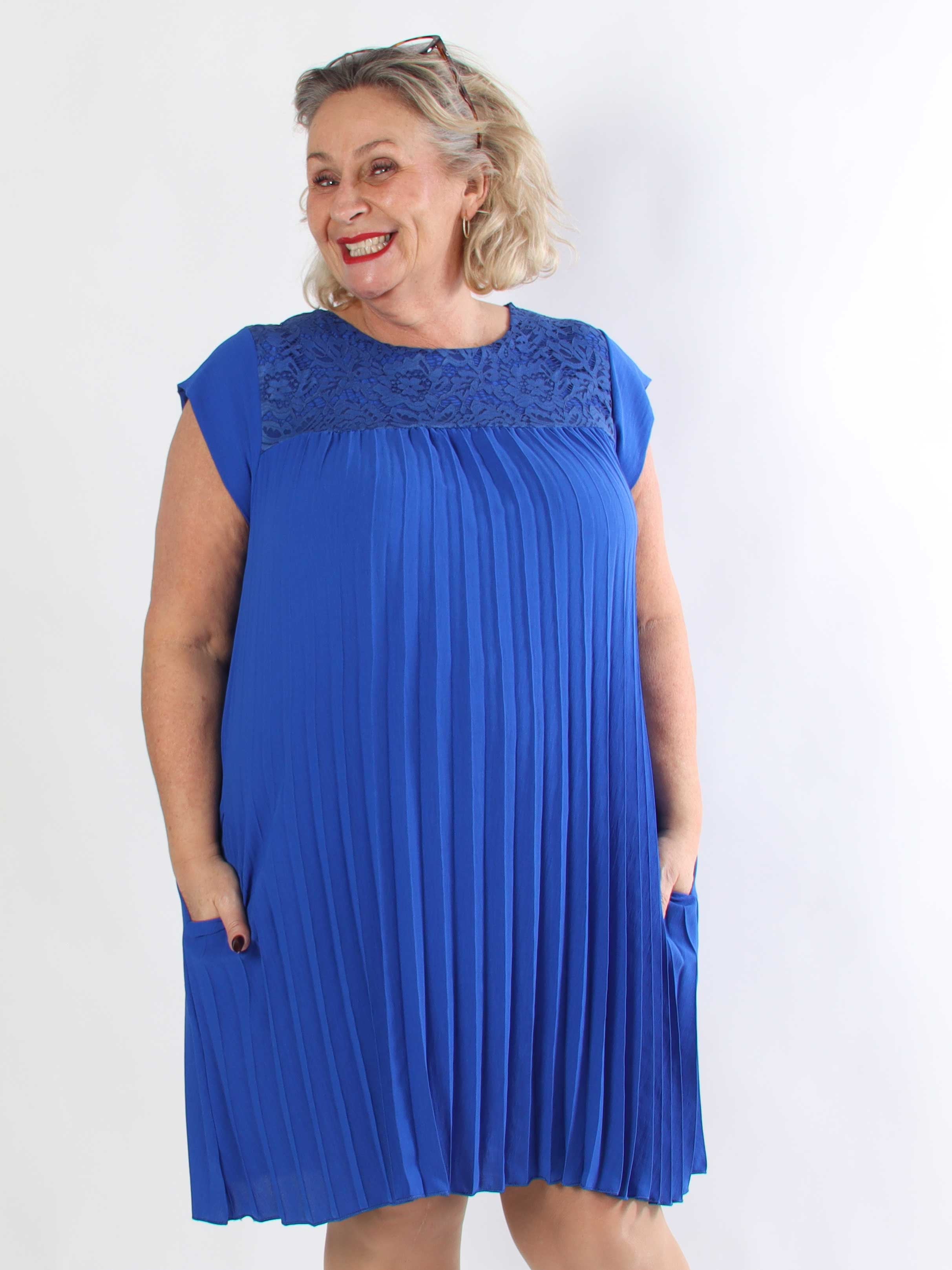 Nancy Lace Short - Plisseret plus size kjole med blonde og lommer